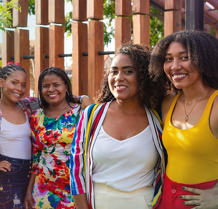 Grupo de mujeres diversas sonriendo